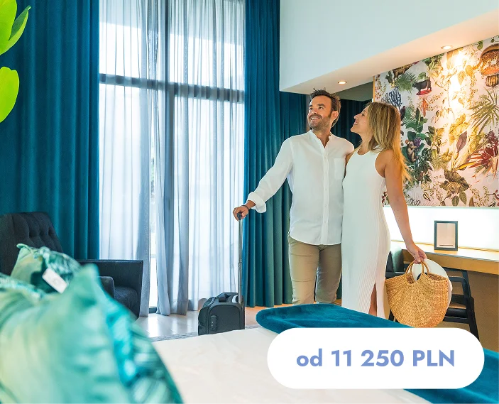 Goście zwiedzający stylowy apartament hotelowy podczas zameldowania w luksusowym miejscu.