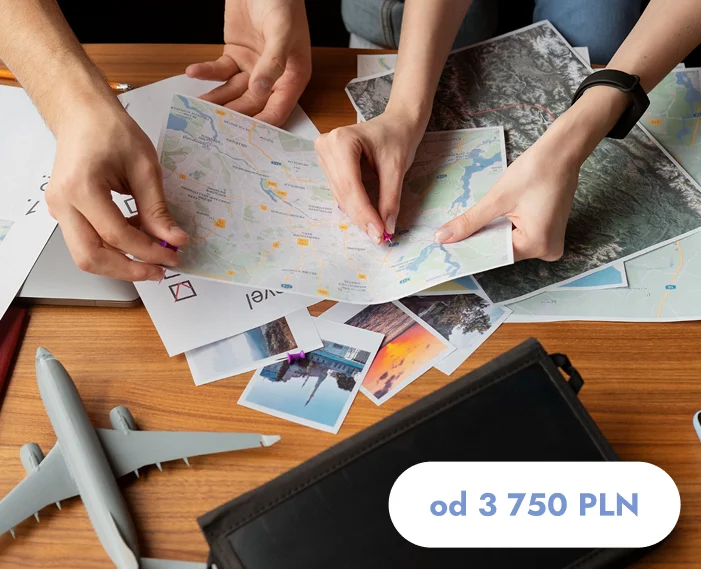 Podróżnicy organizujący trasy, miejsca docelowe i aktywności przy użyciu map i materiałów podróżniczych.